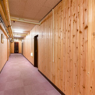 フォトギャラリー：２Ｆ廊下　保温・保湿に優れた木の壁紙に張替えました。